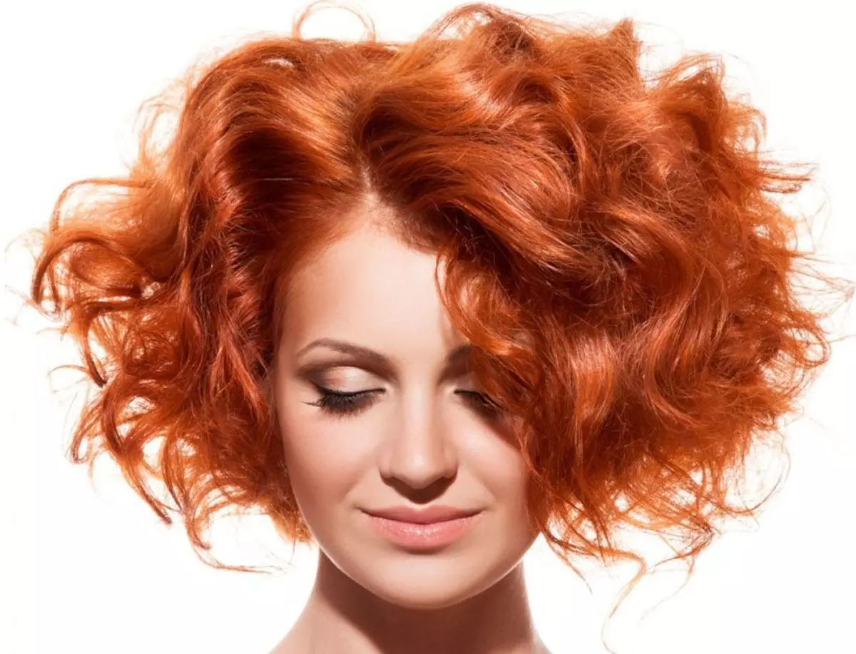 Konci pikeun rambut pondok (47 Poto): Kumaha carana ngadamel curls sareng gelombang di bumi? Gaya rambut modis sareng curls keriting 5545_22