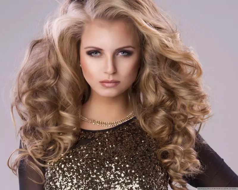 დიდი curls (58 ფოტო): როგორ გააკეთოს ლამაზი ტალღების ხანგრძლივი და მოკლე თმა? დიდი curls გოგონების საშუალო სიგრძის თმა 5547_28