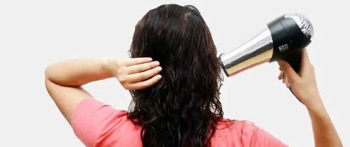 Curls besar (58 foto): Bagaimana untuk membuat gelombang yang indah pada rambut panjang dan pendek? Membuat gadis-gadis keriting besar dengan rambut panjang sederhana 5547_57