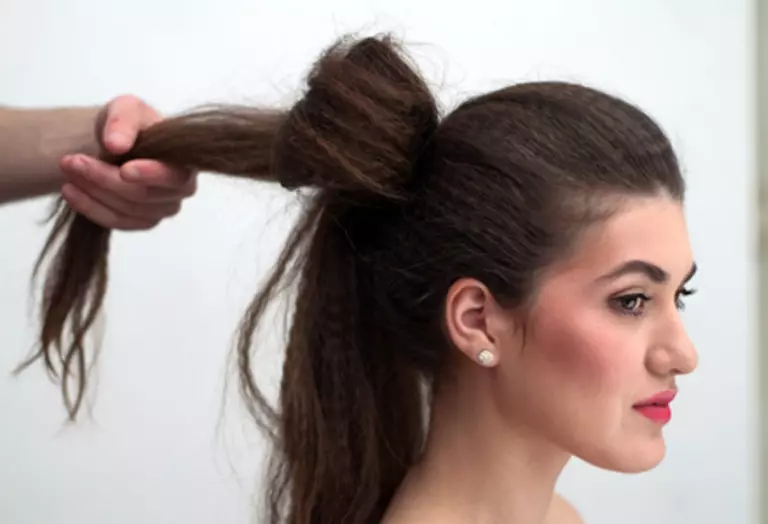 Korban untuk rambut panjang (40 foto): Bagaimana untuk melakukan gaya rambut? Pilihan gaya untuk orang dewasa dan kanak-kanak, gaya rambut dengan rambut longgar 5561_30