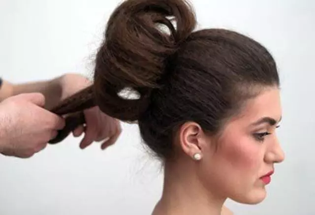 Korban untuk rambut panjang (40 foto): Bagaimana untuk melakukan gaya rambut? Pilihan gaya untuk orang dewasa dan kanak-kanak, gaya rambut dengan rambut longgar 5561_31