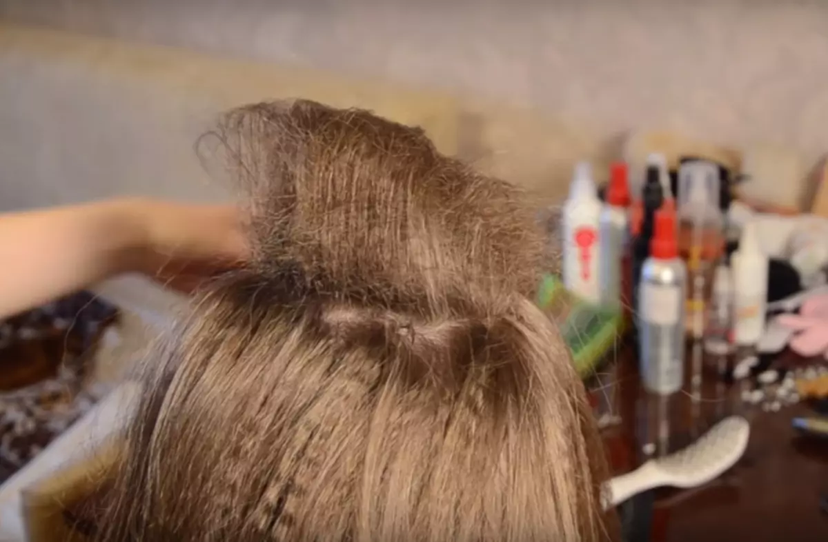 Korban untuk rambut panjang (40 foto): Bagaimana untuk melakukan gaya rambut? Pilihan gaya untuk orang dewasa dan kanak-kanak, gaya rambut dengan rambut longgar 5561_35