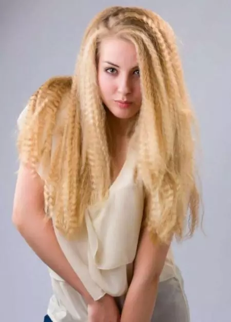 Korban untuk rambut panjang (40 foto): Bagaimana untuk melakukan gaya rambut? Pilihan gaya untuk orang dewasa dan kanak-kanak, gaya rambut dengan rambut longgar 5561_38