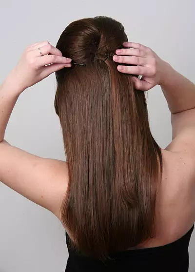 Styling me volum (73 foto): Hairstyles volumetrike për flokë të shkurtër, të mesme dhe të gjatë. Si të bëni vetëm styling çdo ditë? 5566_17