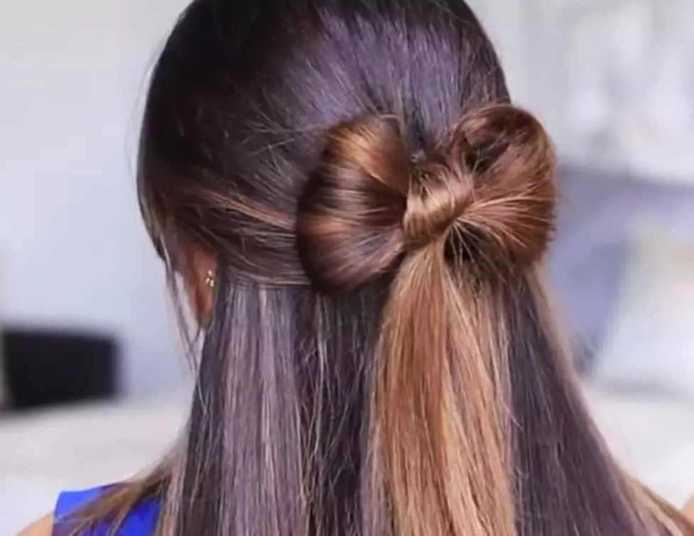 લાંબી છૂટક વાળ (32 ફોટા) માટે હેરસ્ટાઇલ્સ: સુંદર સાંજે મૂકે કેવી રીતે બનાવવું? પગલું દ્વારા સીધા લાંબા વાળ પગલું પર હલકો કેઝ્યુઅલ હેરસ્ટાઇલ 5568_21