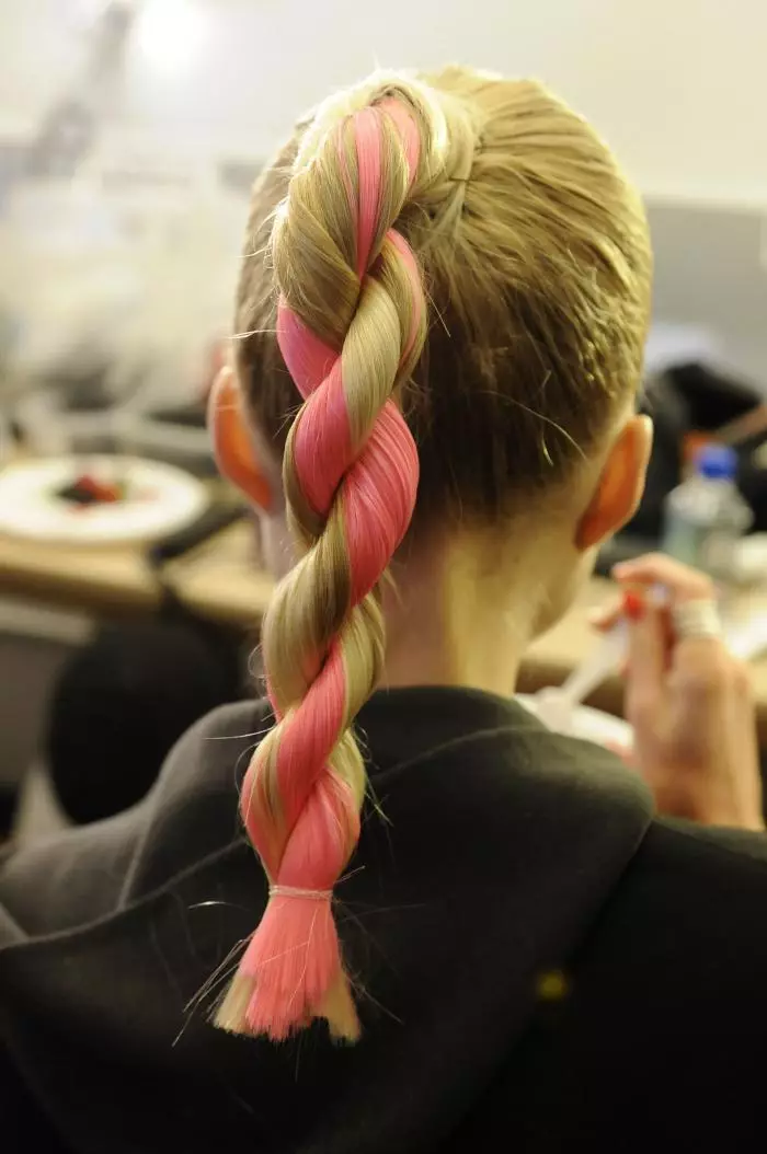 ¿Cómo hacer un peinado? 63 fotos: ¿Qué peinados pueden hacerlo tú mismo en casa? ¿Cómo pasar paso a paso para hacer un hermoso peinado para el pelo largo? 5570_46
