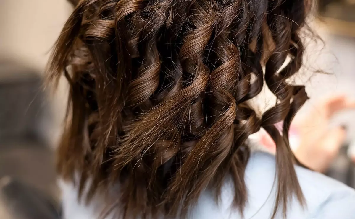 ٹوٹے ہوئے curls (29 فوٹو): گھر میں مختصر، درمیانے یا طویل بال لوہے کو کس طرح ہوا؟ 5579_21
