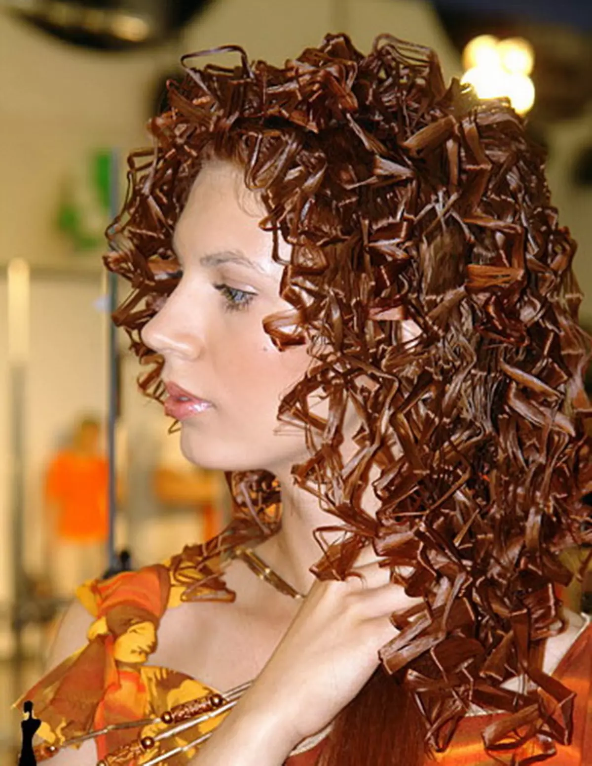 ٹوٹے ہوئے curls (29 فوٹو): گھر میں مختصر، درمیانے یا طویل بال لوہے کو کس طرح ہوا؟ 5579_5
