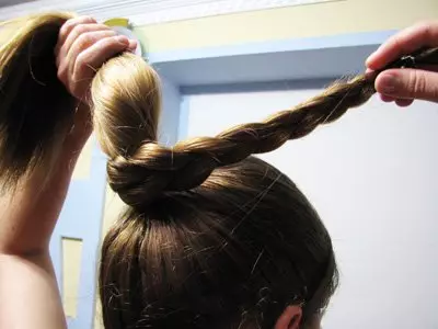 Peinados en una mano de ambulancia (50 fotos): Styling en 1 minuto en casa, hermosos peinados para cabello medio o largo en una mano rápida 5583_17