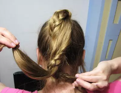 Hairstyles sa isang ambulansiya kamay (50 larawan): Pag-istilo sa 1 minuto sa bahay, magandang hairstyles para sa daluyan o mahabang buhok sa isang mabilis na kamay 5583_18