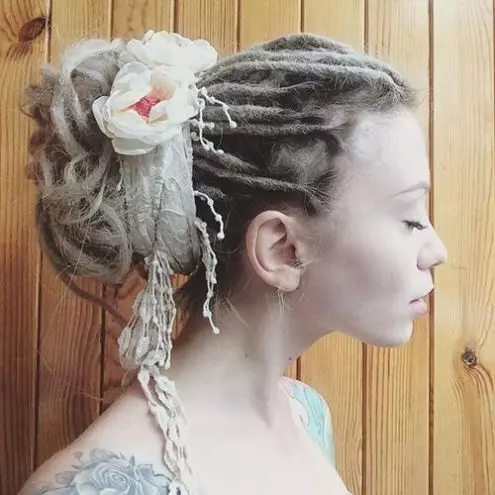 dreadlocks کے ساتھ Hairstyles (26 فوٹو): dreadlocks کے ساتھ خواتین کی اسٹائل کے لئے اختیارات. موسم سرما میں بالوں کا کیسے بنانا ہے؟ 5584_18