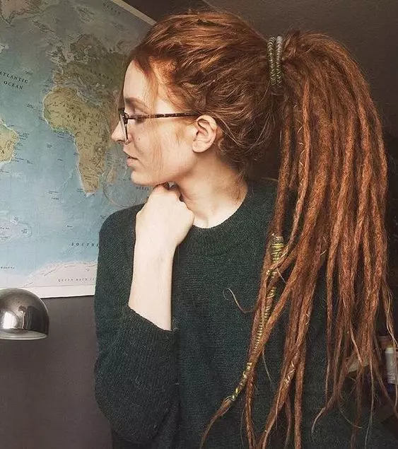 dreadlocks کے ساتھ Hairstyles (26 فوٹو): dreadlocks کے ساتھ خواتین کی اسٹائل کے لئے اختیارات. موسم سرما میں بالوں کا کیسے بنانا ہے؟ 5584_23