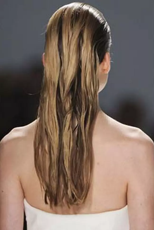 Styling Wet (34 Foto): Cara nggawe gaya rambut kanthi efek rambut teles ing omah? Sapa sing cocog karo layane? 5591_25