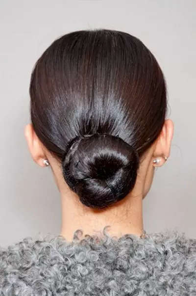 Hairstyles 5 წუთში (76 ფოტო): მარტივი და მსუბუქი hairstyles ყოველ დღე. რა თმის ვარცხნილობა შეიძლება გაკეთდეს სწრაფად საშუალო ან მოკლე თმა? ლამაზი მაგალითები 5598_47