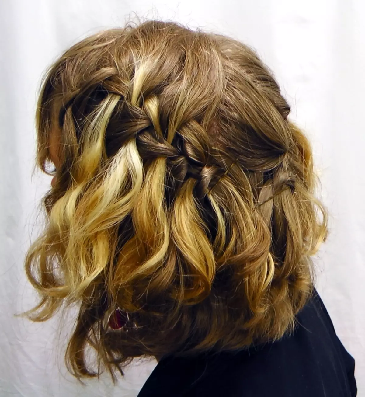 Фризури за 5 минути (76 фотографии): едноставни и лесни фризури за секој ден. Што фризура може да се направи брзо на средна или кратка коса? Прекрасни примери 5598_6