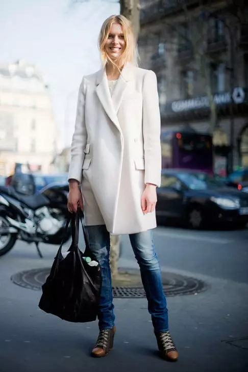 Директно палто (86 фотографии): Женски слој од директна сече, без јака, со која носење, од двоен, долг, краток, трендовски 2021, со јака 559_11