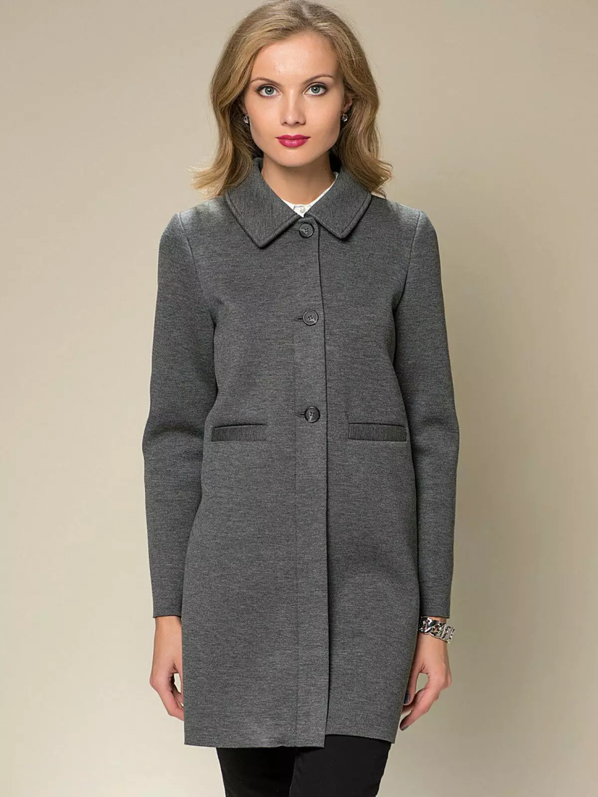 Директно палто (86 фотографии): Женски слој од директна сече, без јака, со која носење, од двоен, долг, краток, трендовски 2021, со јака 559_13