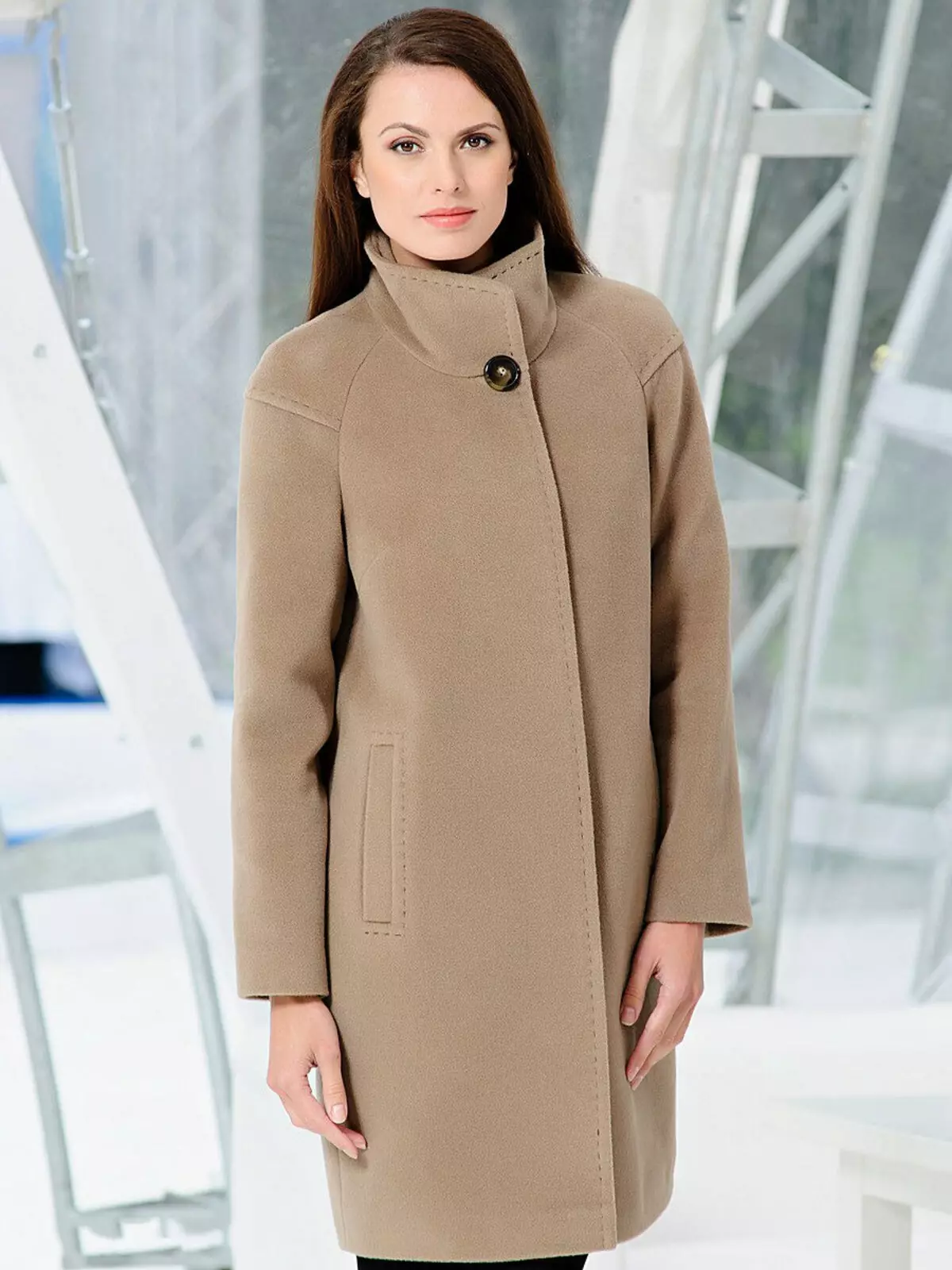 Egyenes kabát (86 fotók): Női kabát közvetlen vágás, gallér nélkül, egyharmad, hosszú, rövid, trendi 2021, gallérral 559_22