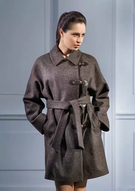 Egyenes kabát (86 fotók): Női kabát közvetlen vágás, gallér nélkül, egyharmad, hosszú, rövid, trendi 2021, gallérral 559_27