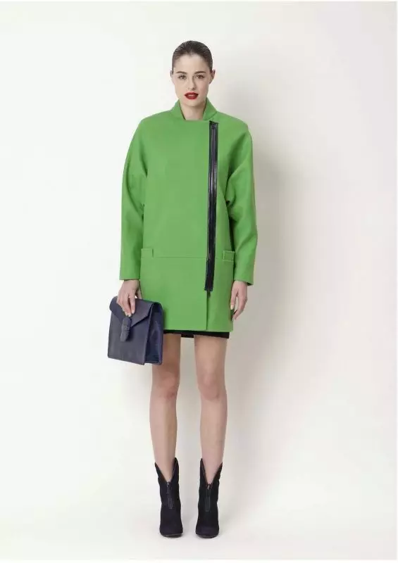 Rovný kabát (86 fotek): ženský nátěr přímého řezu, bez límce, s jakým nosit, od dvacivého, dlouhého, krátkého, trendy 2021, s límcem 559_34