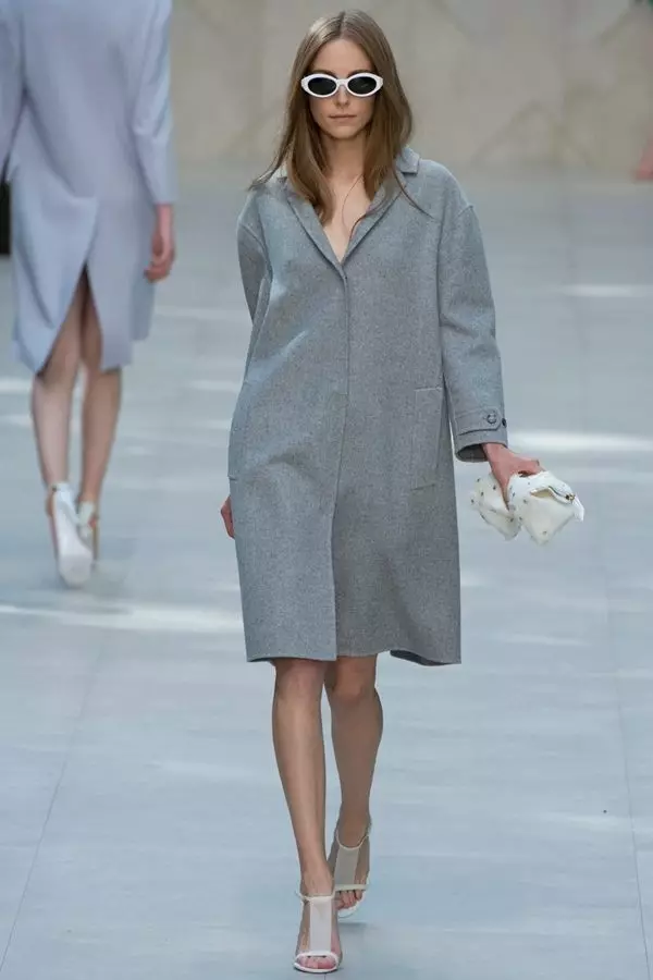 Директно палто (86 фотографии): Женски слој од директна сече, без јака, со која носење, од двоен, долг, краток, трендовски 2021, со јака 559_43