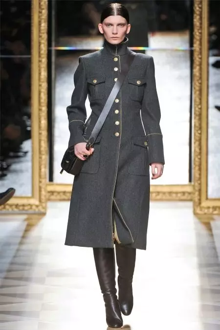 Rovný kabát (86 fotek): ženský nátěr přímého řezu, bez límce, s jakým nosit, od dvacivého, dlouhého, krátkého, trendy 2021, s límcem 559_49