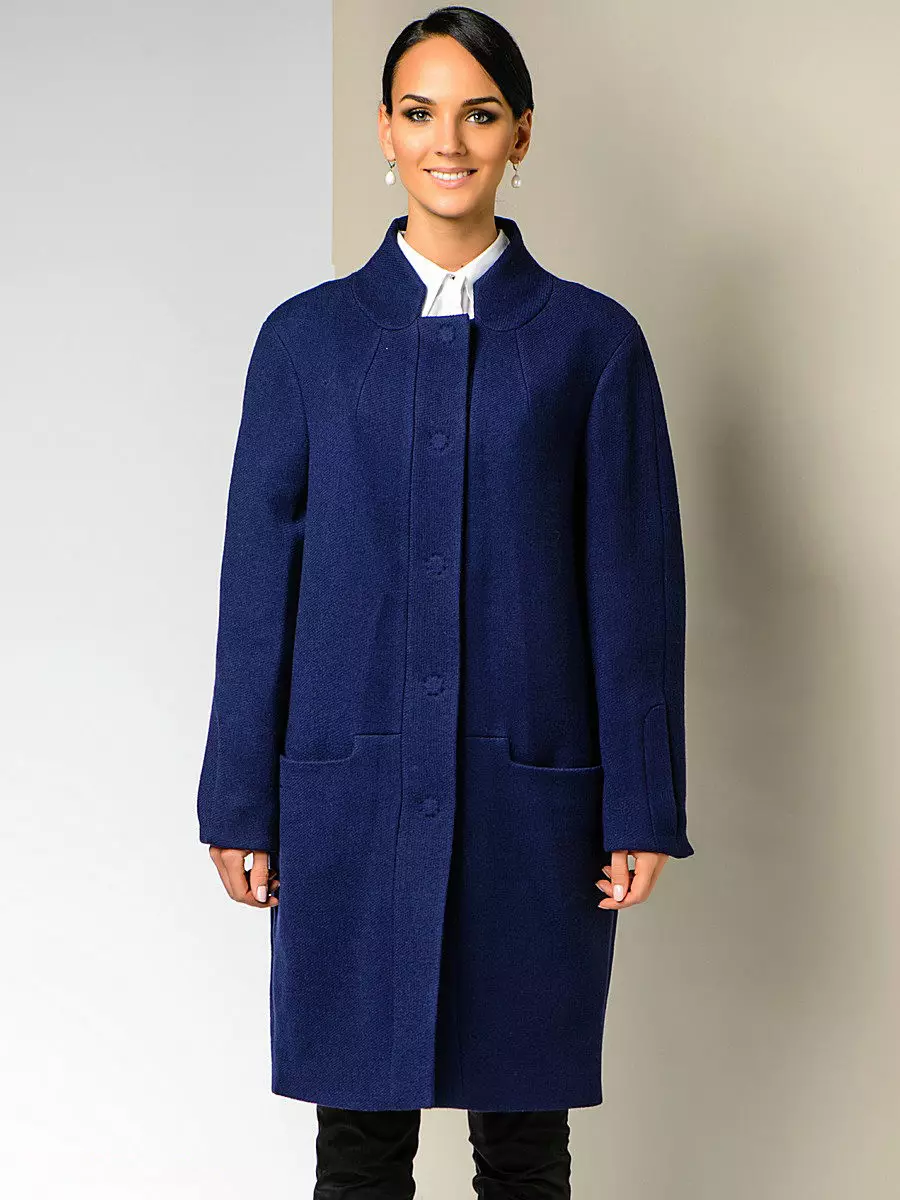 Директно палто (86 фотографии): Женски слој од директна сече, без јака, со која носење, од двоен, долг, краток, трендовски 2021, со јака 559_5