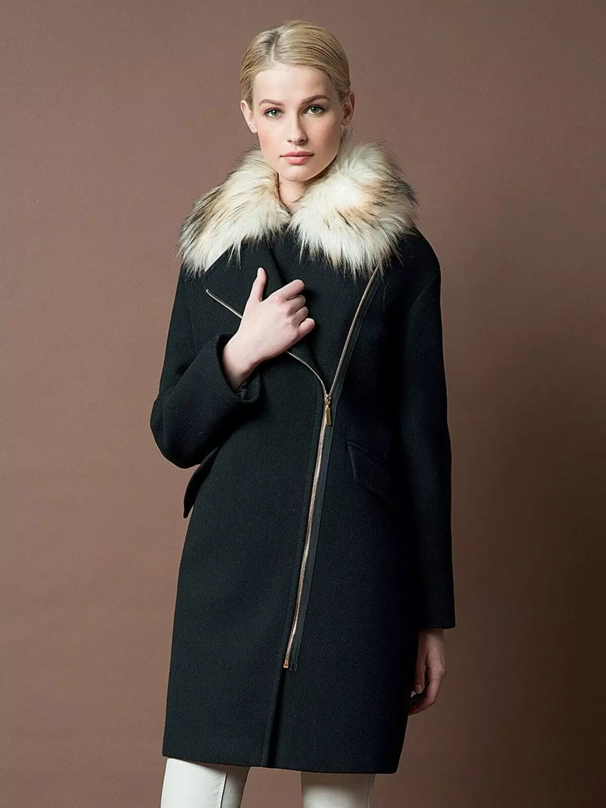 Директно палто (86 фотографии): Женски слој од директна сече, без јака, со која носење, од двоен, долг, краток, трендовски 2021, со јака 559_51