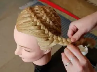 Kapsels voor gymnastiek (29 foto's): Hoe maak je een prachtige hairstyle gymnasts om te presteren? 5601_17