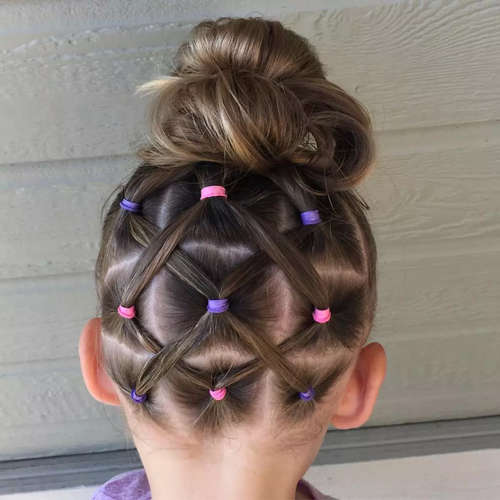 Kapsels voor gymnastiek (29 foto's): Hoe maak je een prachtige hairstyle gymnasts om te presteren? 5601_28