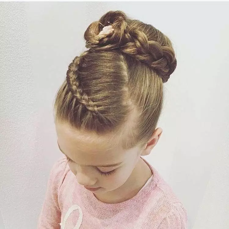 Kapsels voor gymnastiek (29 foto's): Hoe maak je een prachtige hairstyle gymnasts om te presteren? 5601_5