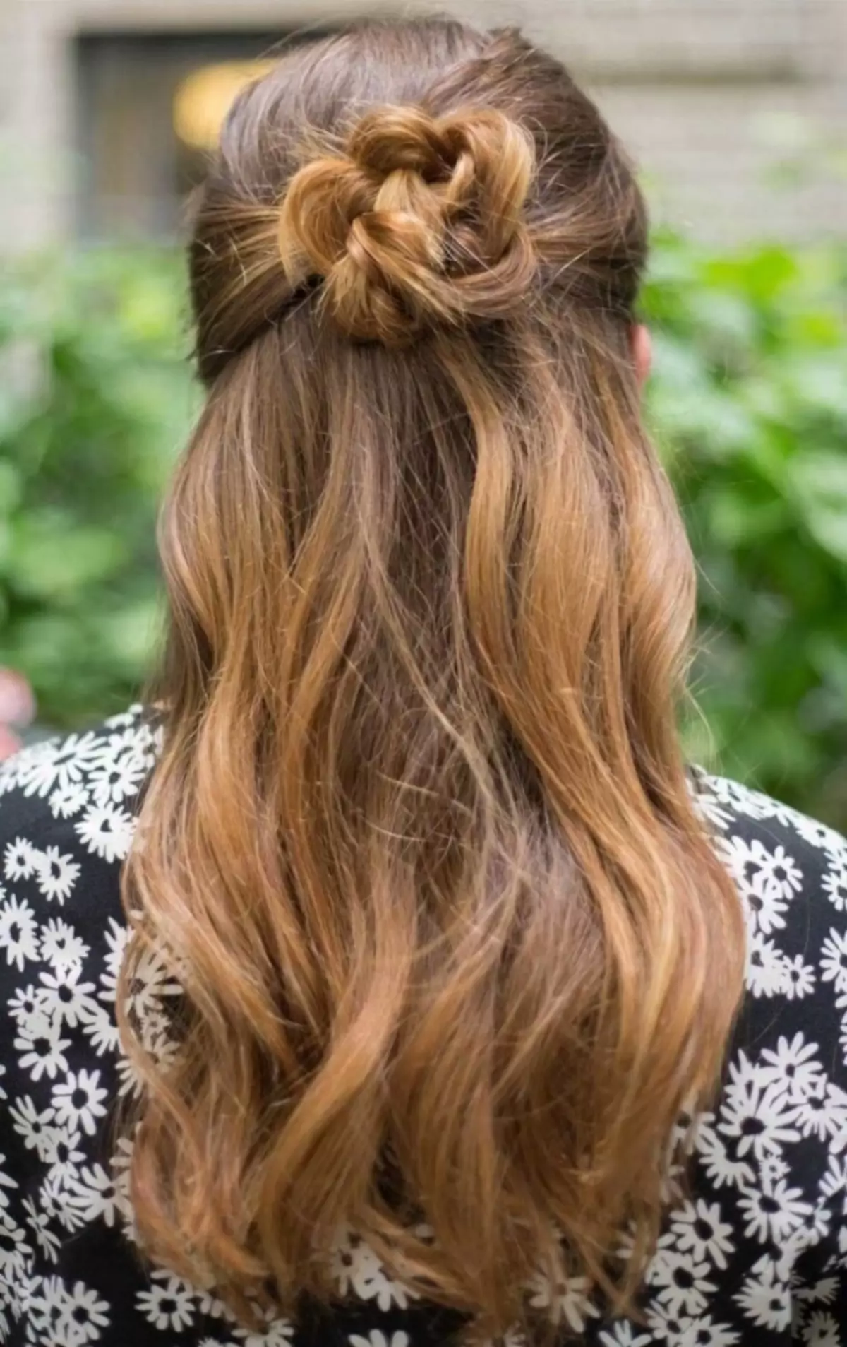느슨한 머리카락이있는 헤어 스타일 (90 장의 사진) : 매일 매일 및 휴가 자체의 헤어 매질 또는 짧은 길이의 가볍고 아름다운 스타일링 5603_16