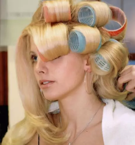 Frisuren mit losen Haaren (90 Fotos): leichte und schöne Styling von Haarmedium oder kurzer Länge für jeden Tag und jeden Urlaub selbst 5603_32