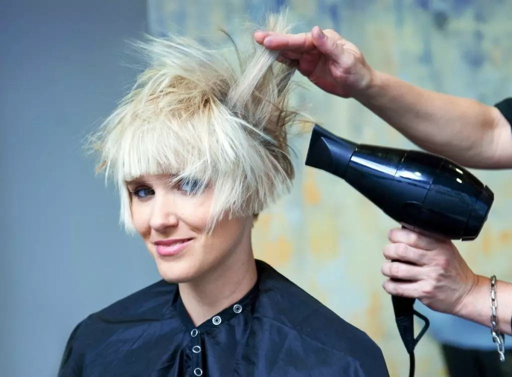 Kvelds frisyrer for kort hår (79 bilder): Alternativer for festlig eller elegant styling, trinnvise instruksjoner for å skape frisyrer for ferien hjemme 5604_24