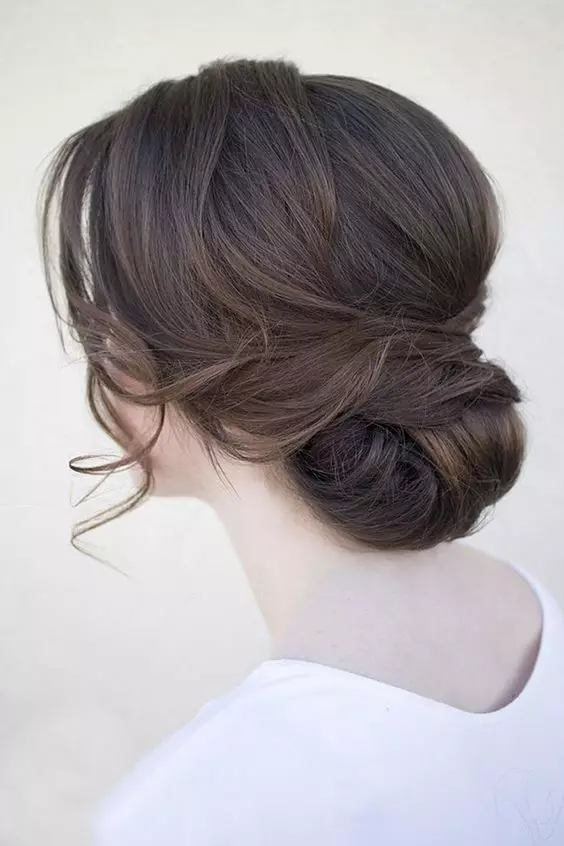 لمبے بال کے لئے بالوں والی بالوں والی (46 تصاویر): خوبصورت بالڈ اور نصف بینڈ کے لئے Hairstyles کے لئے، سادہ شام اسٹائل 5612_16