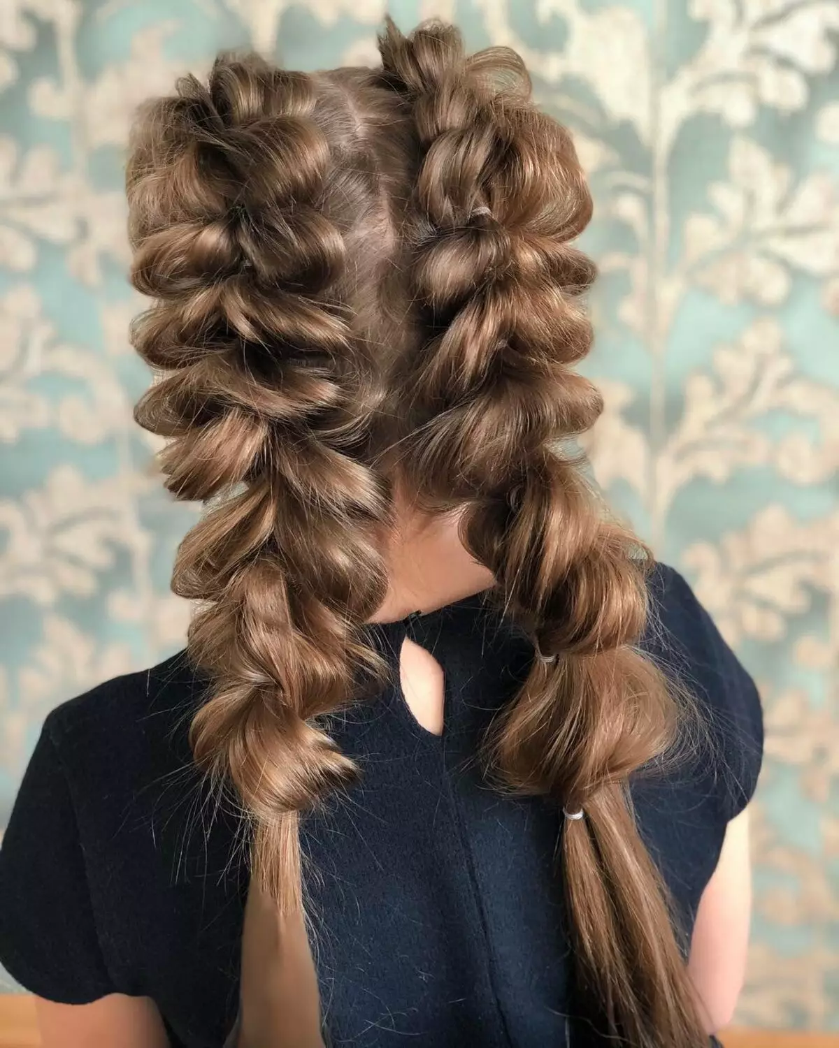 لمبے بال کے لئے بالوں والی بالوں والی (46 تصاویر): خوبصورت بالڈ اور نصف بینڈ کے لئے Hairstyles کے لئے، سادہ شام اسٹائل 5612_26