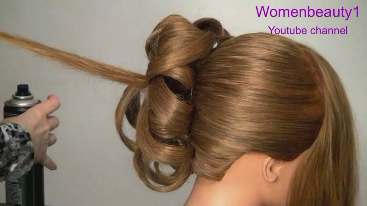 Hairstyle me rim (45 foto): Shembuj të hairstyles për flokë të mesëm, të gjatë dhe të shkurtër. Si të bëni një mbrëmje styling me një buzë nga gurët? 5616_21