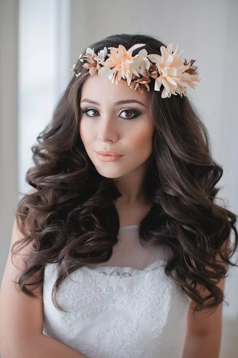 Gaya rambut dengan RIM (45 foto): Contoh gaya rambut untuk rambut sedang, panjang dan pendek. Bagaimana cara membuat styling malam dengan pelek dari batu? 5616_33