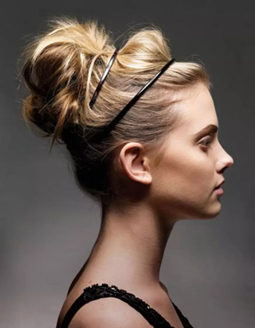 Hairstyle RIM (45 Valokuvat): Esimerkkejä kampauksista keskipitkällä, pitkillä ja lyhyillä hiuksille. Kuinka tehdä ilta-muotoilua vaelluksella kivistä? 5616_39