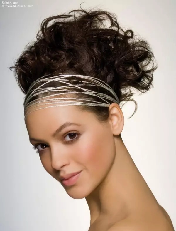 Græsk frisure for langt hår (45 billeder): Sådan laver du smukke frisurer i græsk stil med dine egne hænder? Aftenlægning med en rulle trin for trin 5623_20