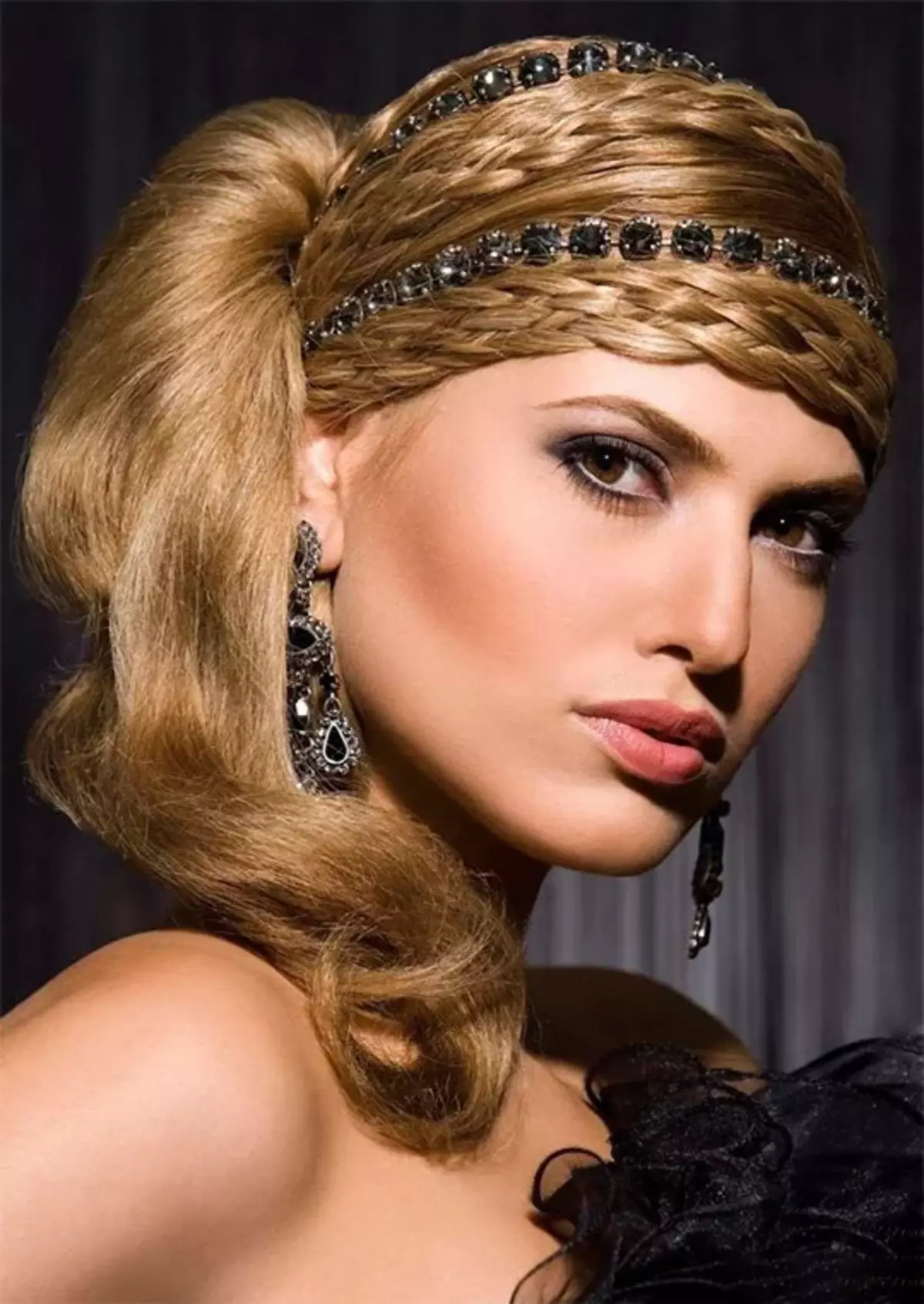 長い髪のためのギリシャの髪型（45枚の写真）：あなた自身の手でギリシャ風の美しいヘアスタイルを作る方法は？段階でローラーステップで敷設 5623_3