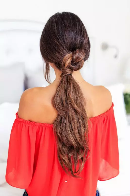 Հունական hairstyle երկար մազերի համար (45 լուսանկար). Ինչպես պատրաստել գեղեցիկ սանրվածքներ հունական ոճով ձեր սեփական ձեռքերով: Երեկոյան տեղադրում է շարժակազմով քայլ առ քայլ 5623_33