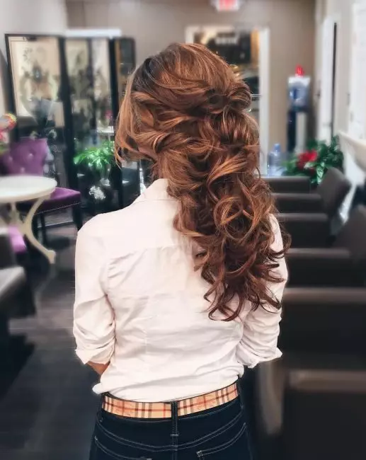 Peinado griego para cabello largo (45 fotos): ¿Cómo hacer hermosos peinados en estilo griego con tus propias manos? Tarde tendido con un rodillo paso a paso. 5623_34