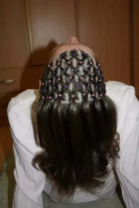Penteados com elásticos (35 fotos): Colocação com pequenos bandos de borracha de silicone e borda em cabelos curtos ou longos 5629_2