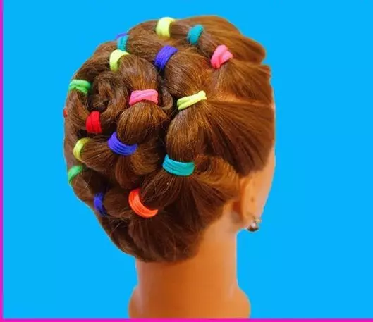 Hairstyles kuminauhat (35 kuvaa): Aseta pienillä silikoni kuminauhoilla ja reunalla lyhyillä tai pitkillä hiuksilla 5629_5