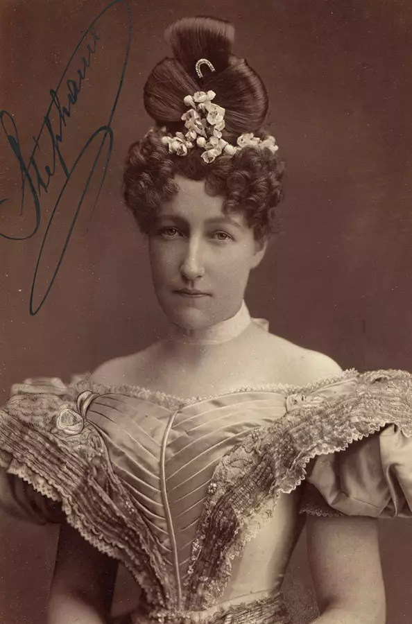 Kapsels van de 19e eeuw (33 foto's): Hoe maak je vrouwen kapsels op een ampir stijlbal of romantiek, modehistorie van de 19e eeuw 5641_12