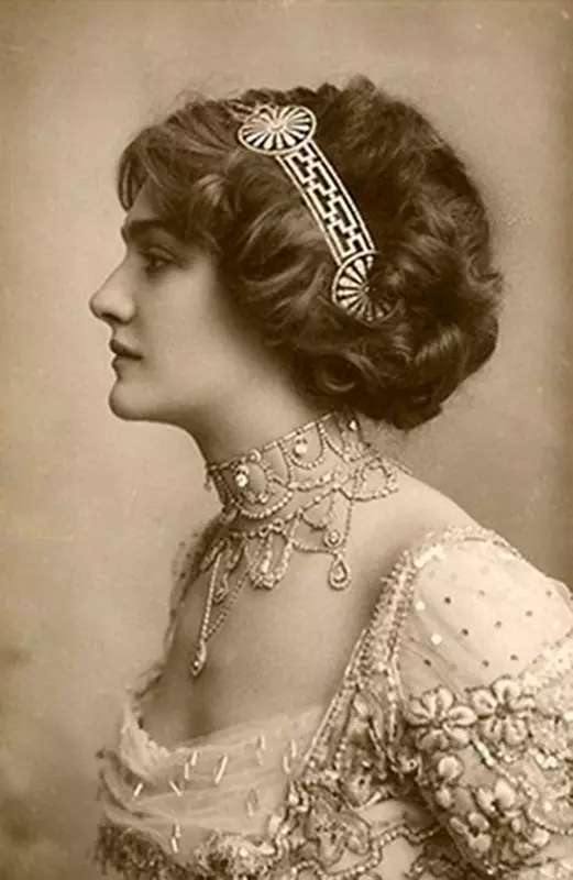 Kapsels van de 19e eeuw (33 foto's): Hoe maak je vrouwen kapsels op een ampir stijlbal of romantiek, modehistorie van de 19e eeuw 5641_14