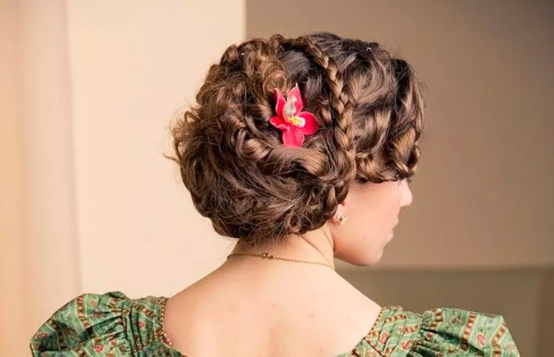 Kapsels van de 19e eeuw (33 foto's): Hoe maak je vrouwen kapsels op een ampir stijlbal of romantiek, modehistorie van de 19e eeuw 5641_23