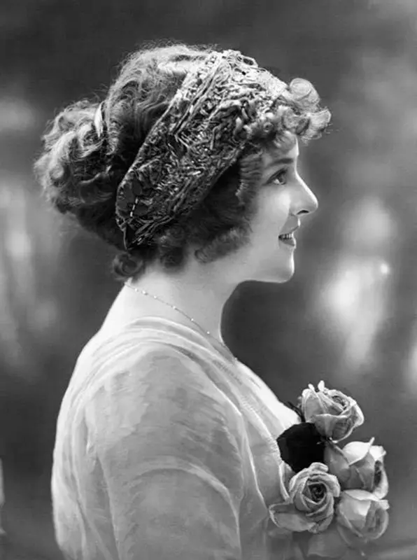 Kapsels van de 19e eeuw (33 foto's): Hoe maak je vrouwen kapsels op een ampir stijlbal of romantiek, modehistorie van de 19e eeuw 5641_7