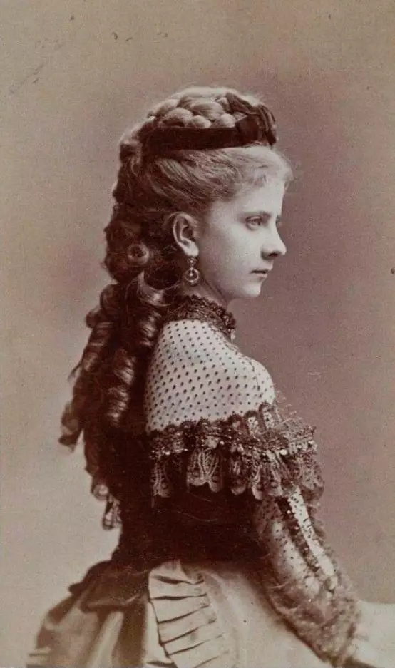 Kapsels van de 19e eeuw (33 foto's): Hoe maak je vrouwen kapsels op een ampir stijlbal of romantiek, modehistorie van de 19e eeuw 5641_8